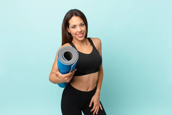 Ung Latinamerikansk Kvinna Fitness Koncept Och Yogamatta — Stockfoto