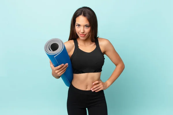 Ung Latinamerikansk Kvinna Fitness Koncept Och Yogamatta — Stockfoto