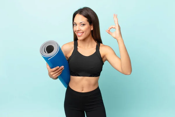 Ung Latinamerikansk Kvinna Fitness Koncept Och Yogamatta — Stockfoto