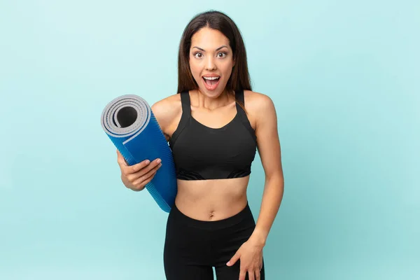 Jong Hispanic Vrouw Fitness Concept Yoga Mat — Stockfoto