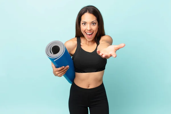 Concepto Fitness Mujer Hispana Joven Esterilla Yoga —  Fotos de Stock