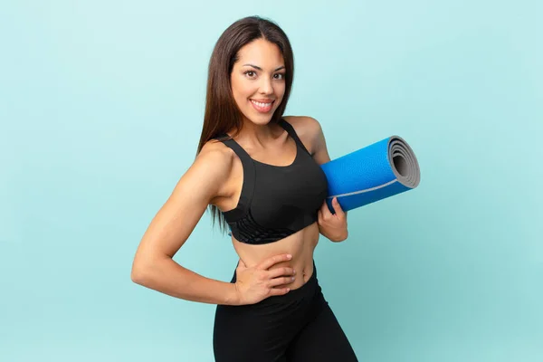 Ung Latinamerikansk Kvinna Fitness Koncept Och Yogamatta — Stockfoto