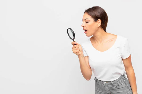 Ung Latinamerikansk Kvinna Som Håller Ett Förstoringsglas — Stockfoto