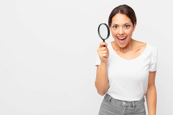 Ung Latinamerikansk Kvinna Som Håller Ett Förstoringsglas — Stockfoto