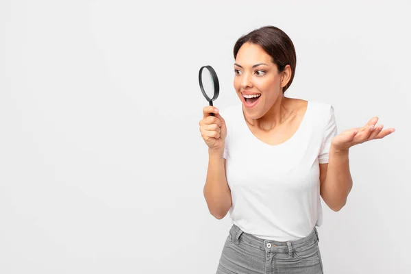 Ung Latinamerikansk Kvinna Som Håller Ett Förstoringsglas — Stockfoto