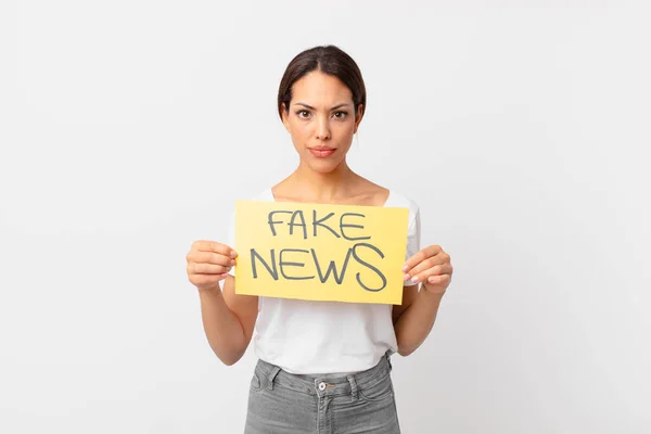 Een Jonge Spaanse Vrouw Fake News Concept — Stockfoto