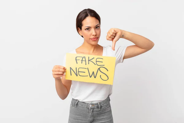 Een Jonge Spaanse Vrouw Fake News Concept — Stockfoto