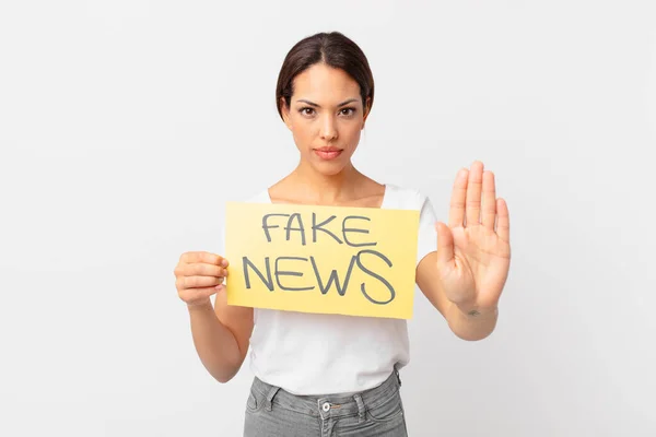 Een Jonge Spaanse Vrouw Fake News Concept — Stockfoto