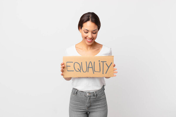 молодая латиноамериканка. концепция гендерного равенства