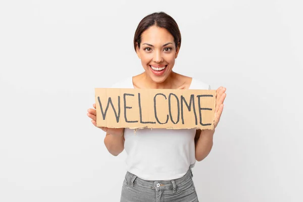 Giovane Donna Ispanica Con Uno Striscione Benvenuto — Foto Stock