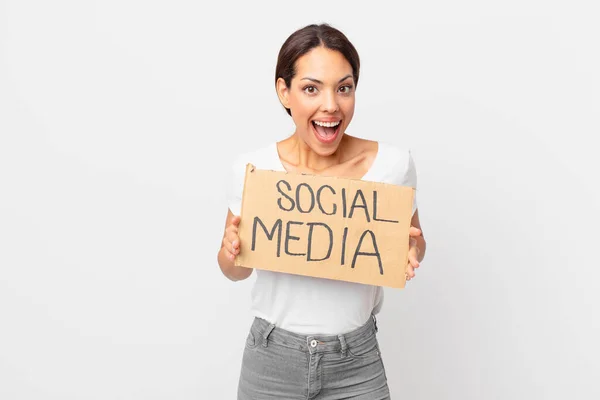 Young Hispanic Woman Social Media Concept — Stock Photo, Image