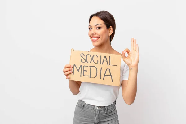 Young Hispanic Woman Social Media Concept — Stock Photo, Image