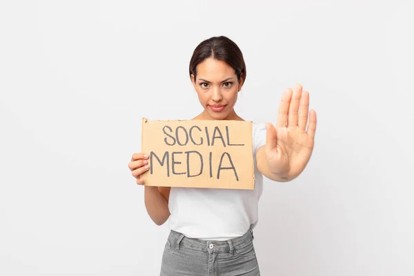 Young Hispanic Woman Social Media Concept — Stock Photo, Image