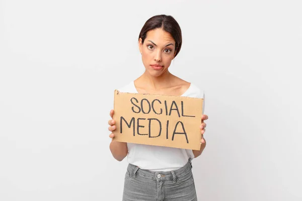 Young Hispanic Woman Social Media Concept — Stock Photo, Image