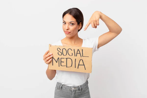 Young Hispanic Woman Social Media Concept — Stock Photo, Image