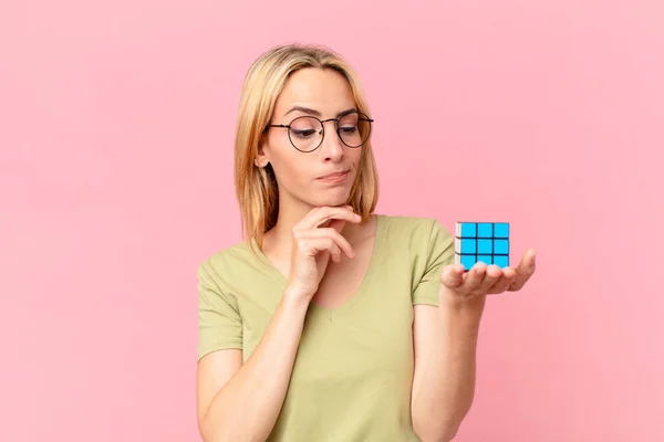 Blond Vacker Kvinna Lösa Logisk Utmaning Spel — Stockfoto