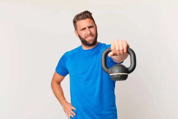 Joven Fitness Hombre Levantando Una Mancuerna — Foto de Stock