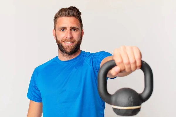 Joven Fitness Hombre Levantando Una Mancuerna — Foto de Stock