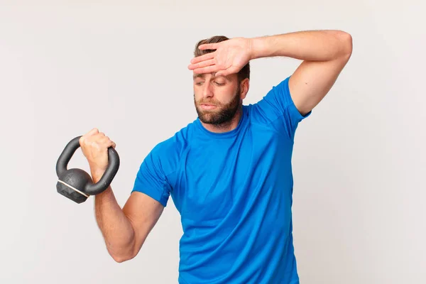 Mladý Fitness Muž Zvedání Činka — Stock fotografie