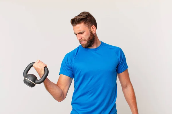 Joven Fitness Hombre Levantando Una Mancuerna — Foto de Stock