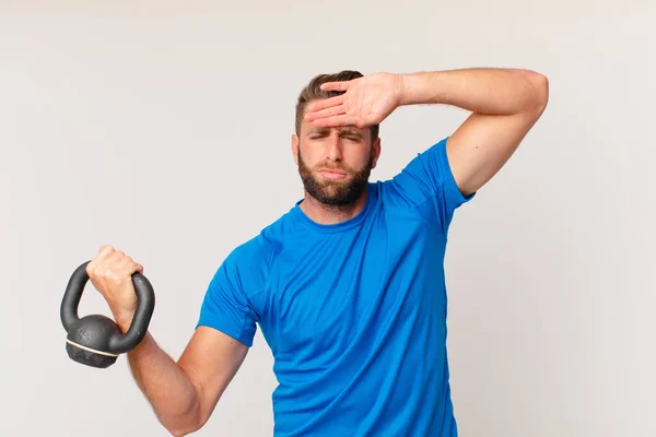 Jonge Fitness Man Tillen Een Halter — Stockfoto