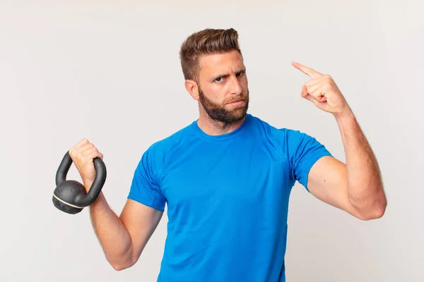 Jeune Homme Remise Forme Soulevant Haltère — Photo