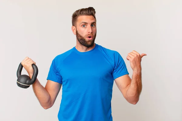 Young Fitness Man Lifting Dumbbell — Stock Photo, Image