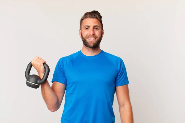 Joven Fitness Hombre Levantando Una Mancuerna — Foto de Stock