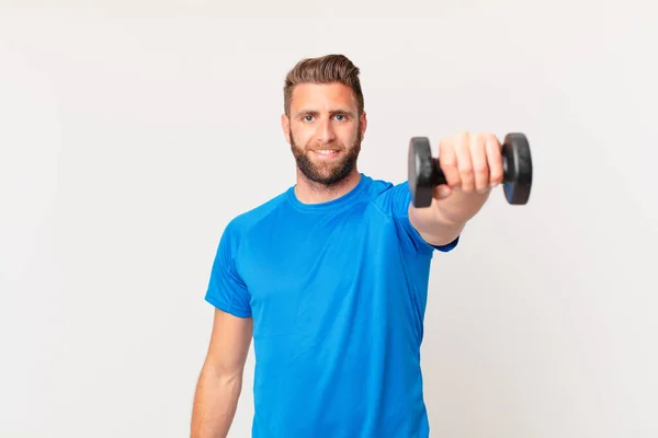 Joven Fitness Hombre Levantando Una Mancuerna — Foto de Stock