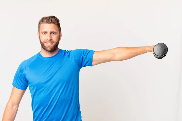 Joven Fitness Hombre Levantando Una Mancuerna — Foto de Stock