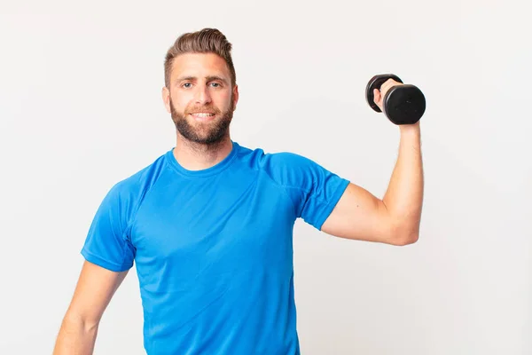 Joven Fitness Hombre Levantando Una Mancuerna — Foto de Stock