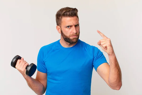 Joven Fitness Hombre Levantando Una Mancuerna — Foto de Stock