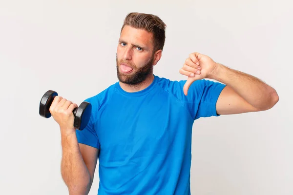 Joven Fitness Hombre Levantando Una Mancuerna — Foto de Stock