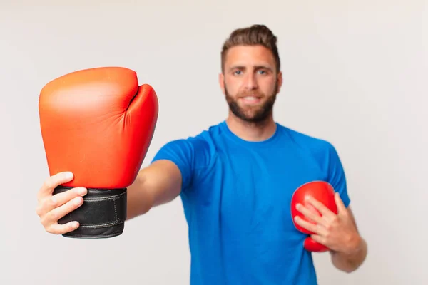 Joven Hombre Fitness Con Guantes Boxeo —  Fotos de Stock