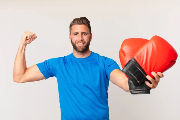 Joven Hombre Fitness Con Guantes Boxeo — Foto de Stock