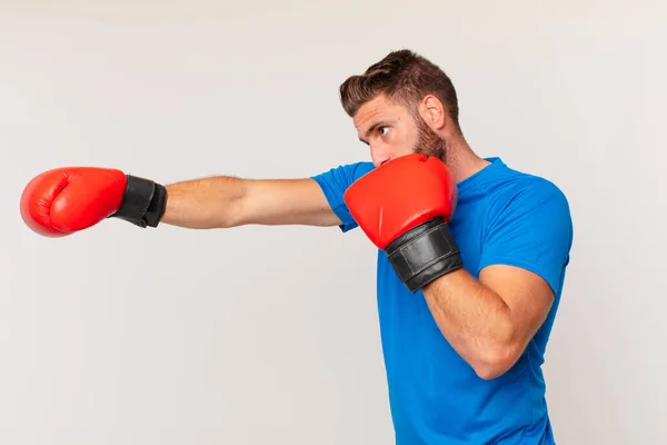 Jovem Homem Fitness Com Luvas Boxe — Fotografia de Stock