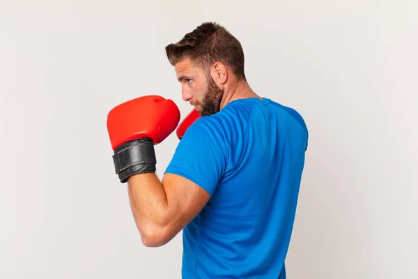 Jovem Homem Fitness Com Luvas Boxe — Fotografia de Stock