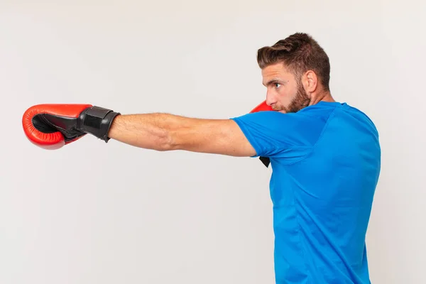 Junger Fitnessmann Mit Boxhandschuhen — Stockfoto