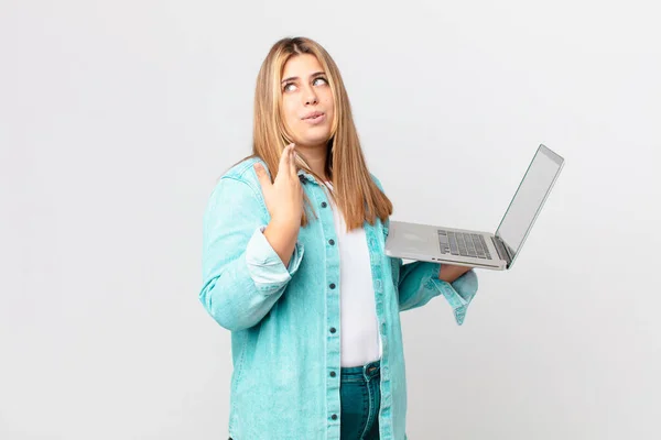 Zakřivené Hezká Žena Drží Notebook — Stock fotografie