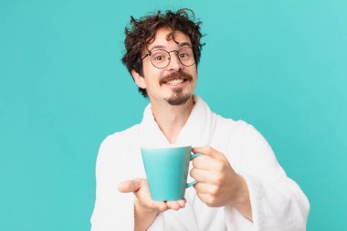 Genç çılgın adam kahve içiyor.