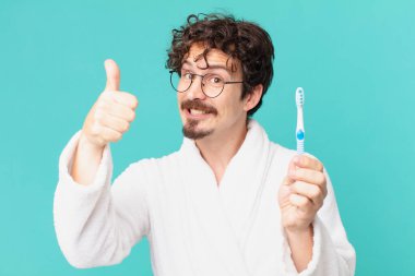 Diş fırçalı genç çılgın adam.