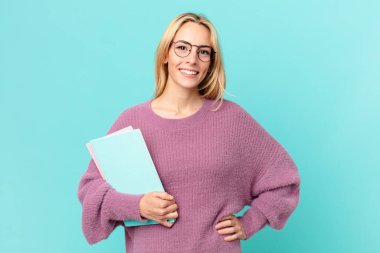 Kitapları olan güzel sarışın bir kadın.