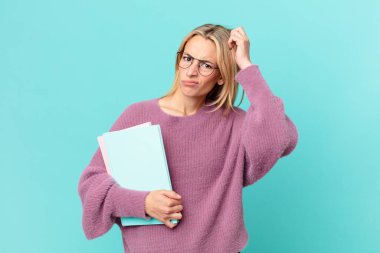 Kitapları olan güzel sarışın bir kadın.