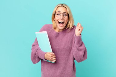 Kitapları olan güzel sarışın bir kadın.