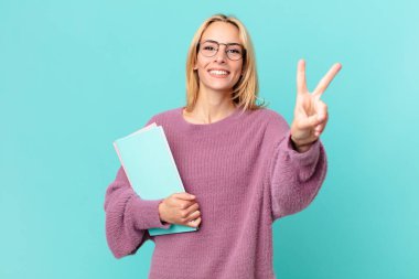 Kitapları olan güzel sarışın bir kadın.