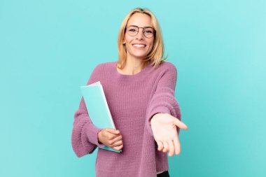 Kitapları olan güzel sarışın bir kadın.