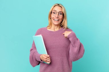 Kitapları olan güzel sarışın bir kadın.