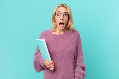 Kitapları olan güzel sarışın bir kadın.