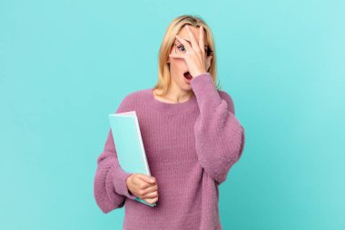 Kitapları olan güzel sarışın bir kadın.