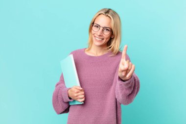 Kitapları olan güzel sarışın bir kadın.